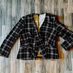 Black and white woman’s blazer. Light weight. size XL fits more like L.